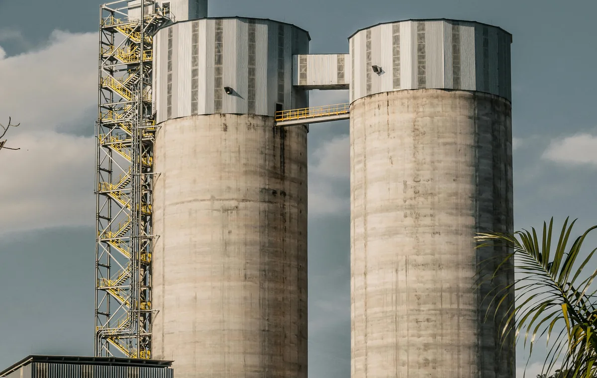 Tall narrow concrete silos with wall buildup risk