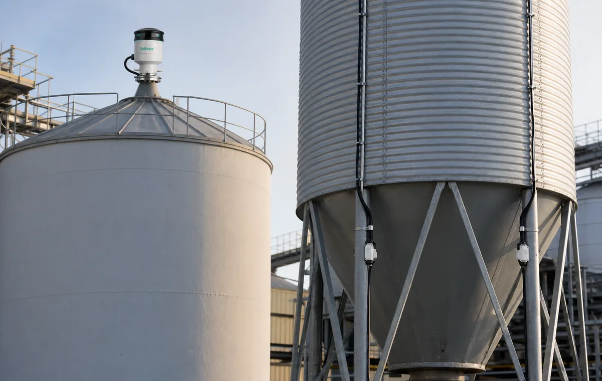 Solid silo monitoring with Volivue radar on the roof and patch-mount weighing on legs